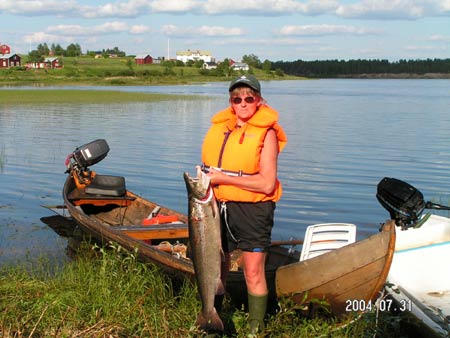 Greta Nilsson slog till och fångade denna granna Lax. Vikt 7kg  längd 94cm. Foto:Fredrik M Skaulu.