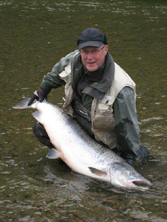 Erling Marius Pedersen fra Lakselv tok denne laxen i nedre del av Stabburselva i august 2010. 23,8 kg. Norges største lax i 2010. Hilsen Stabbursdalen feriesenter