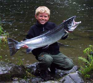 Foto Peter Moesaard Den nöjda fiskaren är Halvor Grindevoll Askvik med en fin mellanlax vikt 7,1 kg