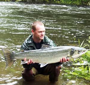 Foto Peter Moesaard Kevin Glover med stor lax tagen på Oselvas nedre del, vikt 10,3 kg.