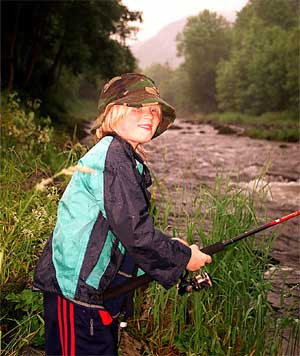 Foto Peter Moesaard Line Henriksen provar fiskelyckan på Oselvas nedersta del.