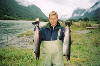Foto: Jacqueline Taylor-Oates Bilden visar Sverre med ett par riktigt stora havsöringar som togs i Driva 2003, den största väger 6,15 kg.