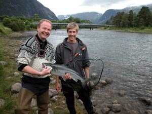 Glada fiskare med dagens första öring!