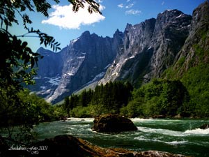 Bild över älven Rauma. Foto: Åndalsnes Foto