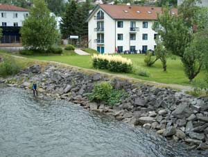 Fiskare på Strandaelvas nedre del, som försöker fresta laxen med en fluga.