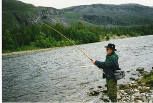 Here, the fisherman, in peace and quiet. Fishing the pole, while waiting for the fish.