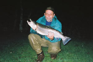 Svein med havsöring vikt 6 kg, tagen på fluga , sträckan var Nes.