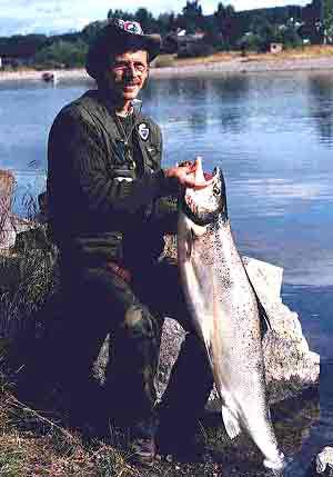 Storfångst från Drammen, laxen väger 14,5 kg