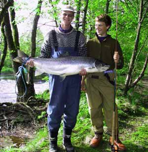 Olav Nesbakken med lax, vikt 14 kg sköter för övrigt fångstbörsen