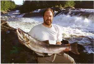 FotoSölver Sjulstad. Bjarnulf Helgeland med lax