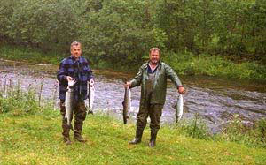 Ronny Lööf med sällskap visar upp sin fina dagsfångst från Ommedalselva.