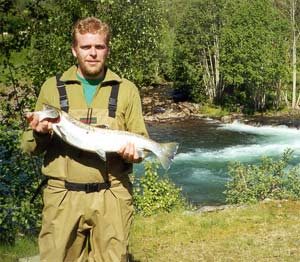 Inge A. Refsnes med en fin havsöring tagen på zon Björlo. Fotograf: Torstein Gjerde