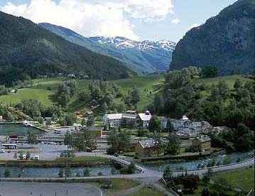 Bild från älvens nedersta del, just innan mynningen, till höger i bild  syns Fretheim Hotel.