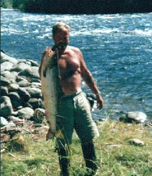 foto Sigmund Feten Ronny Lööf med lax på 9kg