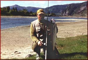 Nils Sagvik med lax tagen i Nordfolla älv.