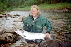 Siv Jansson med en fin lax på 8,4 kg tagen vid Björgen. Foto: Leif Jansson