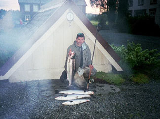 foto:Peter Thesslund Det var lätt overskyet väder och älven var på sjunkande fiskade med guidelines S1/S2 lina, laxarna vägde 2,8-5,4-6,3-6,7 kg dagen efter fick jag en på 9,2 och en på 6,7 till så det var ett par underbara dagar. hs. Thomas Thore.