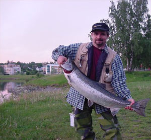 Tony Ekholm från Avesta med en fin lax 8,9kg. Foto:Olle Sundström