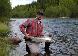 Foto: Per Bertlin Eric Asplund med Lögdelax vikt 6kg