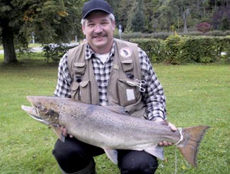 Ronnie Hedberg med stor Örekilslax tagen 25sept 2004. Foto: Örekils fiskevård.