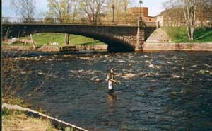 An image from the distance at the old stone bridge