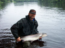 Peter Atteson med Lax 6,8kg tagen på spinnfluga 6/7-02. Foto:Mats Rubinsson.