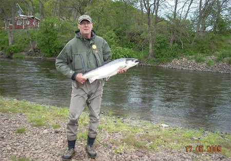 Claes Karlsson med en nystigen lax vikt 7,5 kg fångad den 17 maj 2009 på flugan