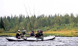 Här glider en grupp laxfiskare ner för älven i gummibåt, så kallad drifting.