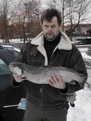 Premiären 2004  tog Stefan Nygren från Tomelilla 1a Havsöringen vikt 5.0 kg. Foto: S.F.S.