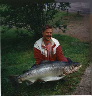 När laxen går till så är det stor lax, här fångas många över 10 kg kanske oftare en någon annanstans? Här en på 27.97 kg. Foto:Sven-Olof Elfström