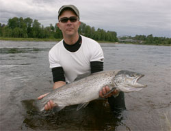 Johnny Hansen med fin Gullspångsöring på 6,7 kg, tagen 27/6-07. Foto: Oskar Andersson