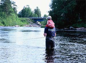 Familje fiske på E4-nacken i Åbyälven. Mats Johansson och Ronja frestar laxen. Kanske en variant för guiderna att prova!