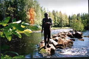 Sven Holmström inspekterar älven år 1994 före biotopåtgärder strax nedanför bron vid Bursjöns utlopp