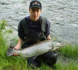 Andreas Andersson med en fin Byske Öring. Vikt 7.65kg 2001