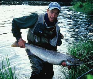 Micke med Byske laxhona tagen tidigt i augusti på en liten häger tub. Under havsörings fisket på Ivans nacke, selet. byske laxen återutsattes.