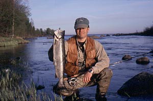 Per Brännström with freshly caught sea trout female was taken at the coastal estuary. Photo: Nicklas Brännström.