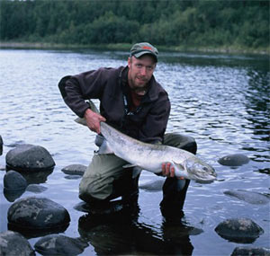 Micke med laxhona (odlad) vikt 9 kg tagen på en liten Thunder Spey, längst ner i torrfåran.