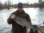 Fredrik Svensson med öring vikt 3,4 kg