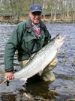 Christer Holmgren från Arlöv tog en fin Mörrums lax, vikt 12,4 kg i pool 17 på fluga. 2005-05-11