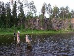 Här är laxen på, guiden Ted från Lainio Vildmark håller sitt vakande öga och beredd att hjälpa till!