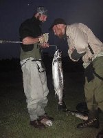 Att få en vikt på fisken är en del av fiskelyckan, i det här fallet 7,8 kg