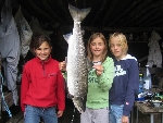 Tre glada flickor och en lax på 5,8 kg fångad av Niklas Nyfjäll 11/7 2006