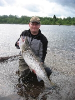 Michael Jonsson med en Gullspångsöring på 9,25 kg fångad i Klarälven Forshaga den 21/6 2004