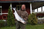 Narve Reiten og Roger Lona fikk en laks på hele 12,5 kg. Fisken blei tatt på Gartland på mark den 12. juni 
Foto: Marte Gartland, se www.grongfri.no eller www.laksvald.com