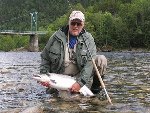 Berndt Forsberg med vacker lax fångad i Gaula. Fast enligt expertis på plats tillhör laxen stammen från bi-älven Bua. Fisken vägde 8,5 kg och var ca 12cm kortare än en Gaula-lax tagen vid samma tillfälle med samma vikt.
