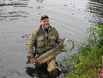 Laxmaffian, Peter Johansson med en magnifik hanlax från Mörrum hösten 2006. 105cm och uppskattningsvis 12-14 kg, återutsatt.