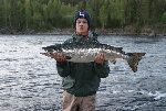 Lax landad av Robin Holmström nedanför fallet i Jockfall på cirka 7 kg 2008.