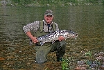 Gaula juli 2009. En Lax på 9,4 kilo.
Magnus Söderberg är en stolt fiskare i detta ögonblick.