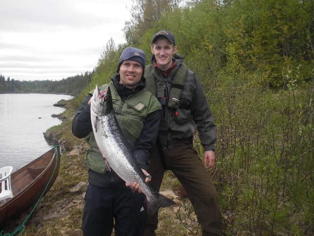 Lax på 6,5 kg tagen kring midsommar 2009 i Lainioälv. Glad fiskegäst och guiden John Eriksson från Neitigården Fiskecamp.