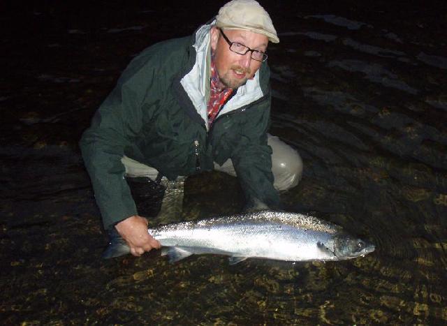 Lorden släpper tillbaka 96cm atlantiskt silver i Surna.